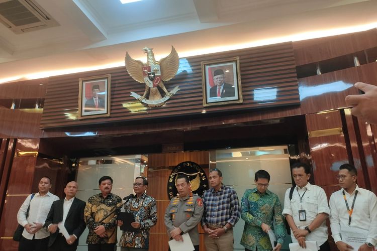Sejumlah penjabat melakukan konferensi pers usai mengadakan rapat koordinasi antara Kemenko Polhukam, Setneg, Menteri ATR/BPN, Kapolri, Kemenkumham, serta pihak pengelola GBK di Kantor Kemenko Polhukam, Jakarta, Jumat (8/9/2023). 