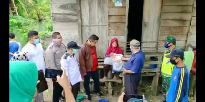 Foto capture dari video viral yang beredar di media sosial, seorang camat di Ogan Ilir memberikan beras bantuan dari Bupati Ogan Ilir dan mengatakan harus 2 periode ke penerimanya. 