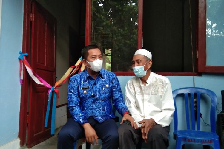 Wakil Bupati Karawang Aep Syaepuloh bersama Kakek Alin (78), warga penerima bantuan rumah layak huni di Desa Karangsinom, Kecamatan Tirtamulya, Kabupaten Karawang, Senin (18/10/2021).