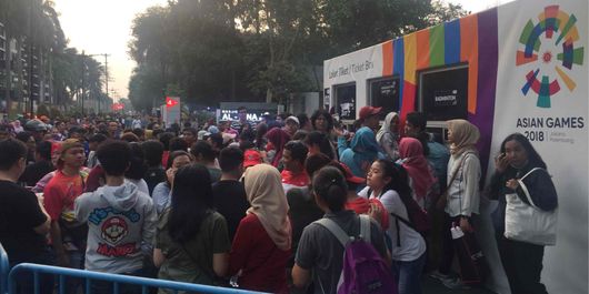  Panitia tiket Inasgoc mengizinkan para pengunjung yang tidak kebagian tiket final bulu tangkis untuk masuk ke area festival di dalam kawasan Gelora Bung Karno, Jakarta Pusat, melalui pintu 5,6, dan 7, Rabu (22/8/2018). Hal itu dilakukan melihat antusiasme warga yang sejak Rabu subub mengantre tapi hingga pertandingan dimulai belum juga mendapatkan tiket.
