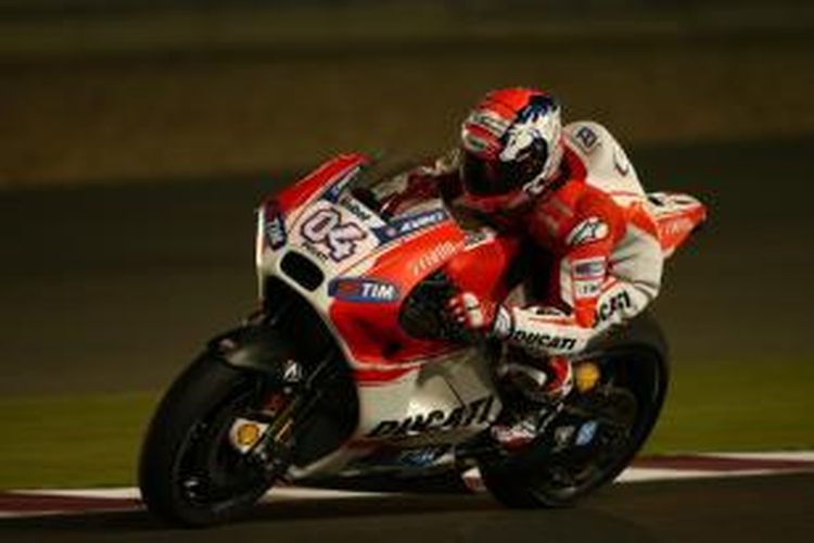 Pebalap Ducati asal Italia, Andrea Dovizioso, memacu motornya pada hari kedua uji coba pramusim di Sirkuit Losail, Qatar, Minggu (16/3/2015).