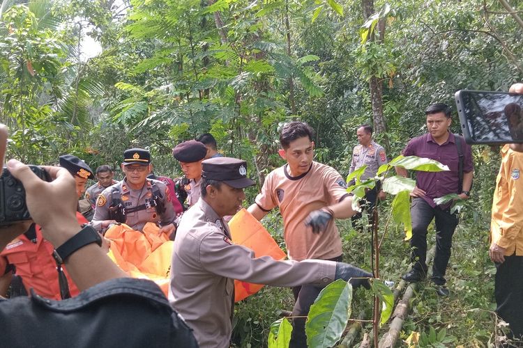 Jenazah korban dievakuasi dari bibir jurang, di Dusun Citengah, Desa Sukamulya, Kecamatan Cihaurbeuti, Selasa (3/6/2025).