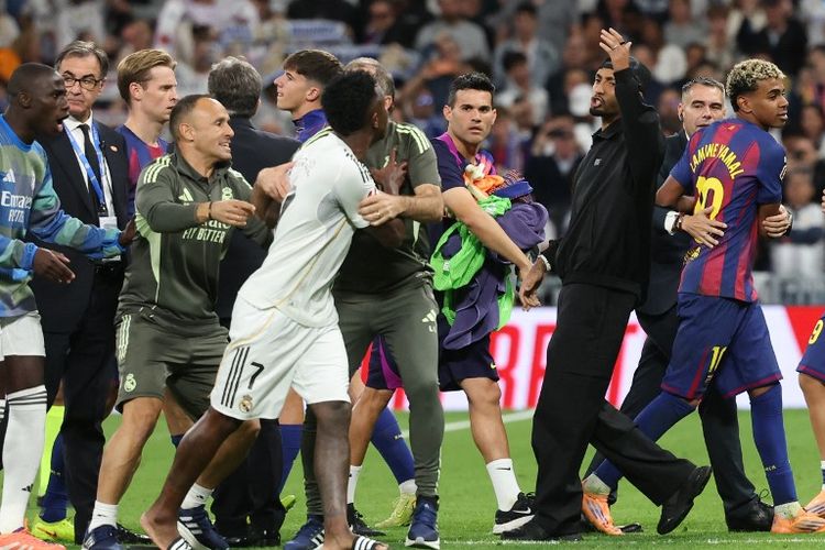 Vinicius Junior (kiri) berdebat dengan Raphinha dan Lamine Yamal (2R) di akhir pertandingan sepak bola Liga Spanyol antara Real Madrid vs Barcelona di Stadion Santiago Bernabeu di Madrid pada 26 Oktober 2025. (Foto oleh Oscar DEL POZO / AFP)