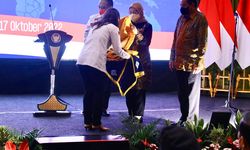 Menaker Ida Dampingi Jokowi Lepas Keberangkatan 597 PMI G2G Korsel