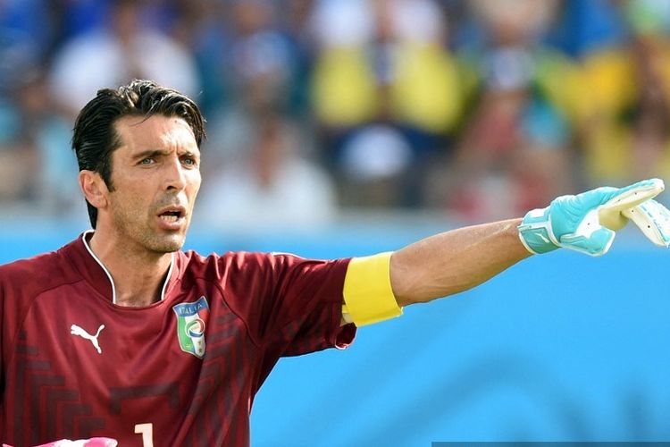 Kiper timnas Italia, Gianluigi Buffon, saat melawan Uruguay di Piala Dunia 2014. Gianluigi Buffon masuk salah satu pemain dengan jumlah partisipasi terbanyak di Piala Dunia. Artikel ini menyajikan daftar 4 pemain dengan jumlah partisipasi terbanyak di Piala Dunia. AFP PHOTO/ JAVIER SORIANO (Photo by JAVIER SORIANO / AFP)