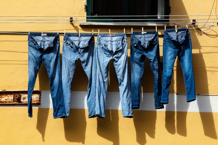 Ilustrasi mencuci jeans