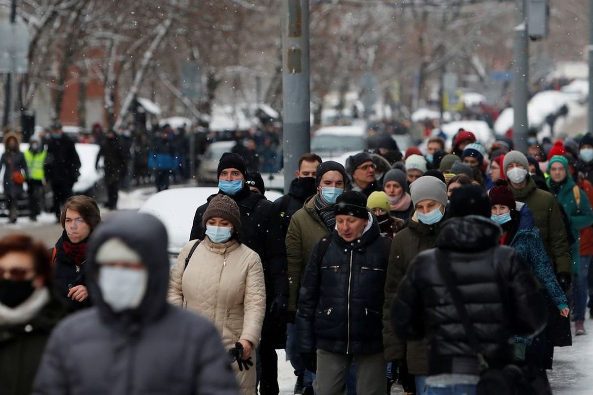 Warga Rusia berjalan di jalan selama rapat umum untuk mendukung pemimpin oposisi Rusia yang dipenjara Alexei Navalny di Moskow, Rusia, Minggu (31/1/2021). 