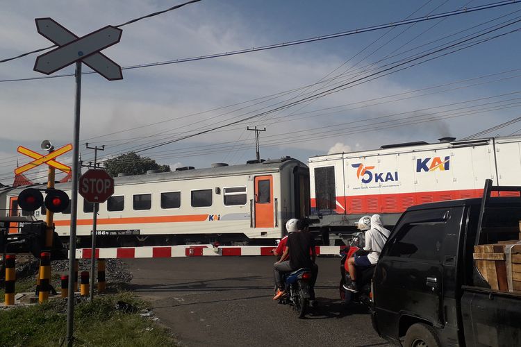 Ilustrasi Kereta Api Sibinuang yang melintas di Kota Padang, Sumatera Barat.