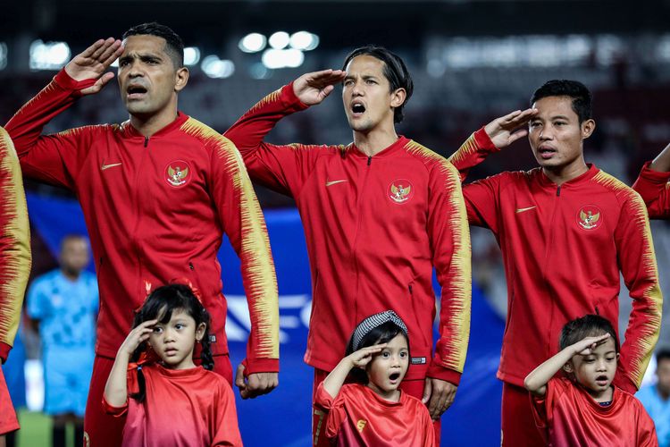 Pesepak bola timnas Indonesia, menyanyikan lagu kebangsaan saat pertandingan Kualifikasi Piala Dunia 2022 Grup G Zona Asia di Stadion Gelora Bung Karno, Senayan, Jakarta, Kamis (10/9/2019). Tim nasional Indonesia menelan kekalahan dari Thailand dengan skor 0-3.