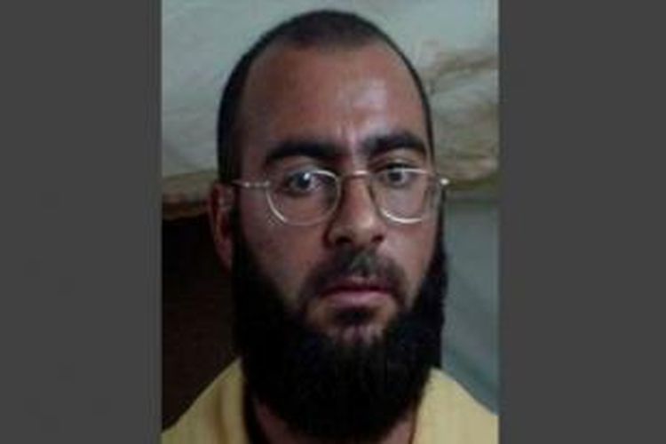 Inilah wajah pemimpin ISIS Abu Bakr al-Baghdadi menurut kartu identitas tahanan militer AS. Pada 2004 Al-Baghdadi pernah ditahan militer AS dengan status tahanan sipil dan bekerja sebagai seorang sekretaris.