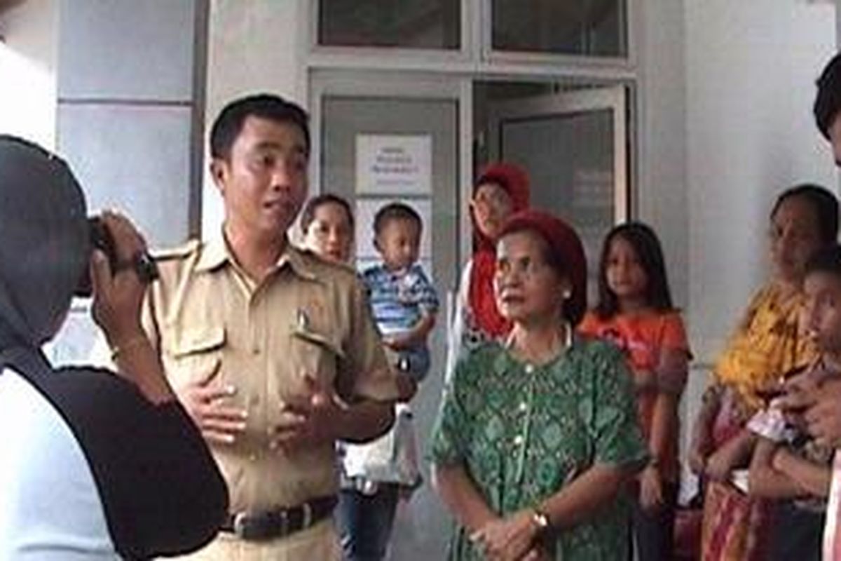 Di tengah keluarga Jumrida, Kabag Humas RSUD Tenriawaru, Bone, Sulawesi Selatan tengah menghadapi pertanyaan sejumlah wartawan terkait mayat bayi dalam kandungan selama empat hari, Kamis (03/01/2013).