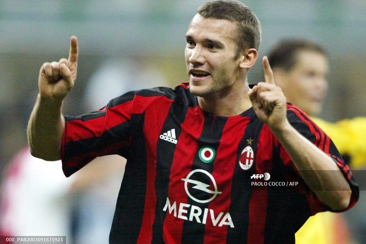 Penyerang AC Milan, Andriy Shevchenko, merayakan gol ke gawang Ajax Amsterdam pada ajang Liga Champions di Stadion San Siro, Milan, pada 16 September 2003.