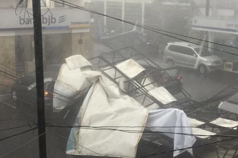 Cuaca Buruk di Tasikmalaya, Baliho Menimpa Mobil, Rumah Rusak hingga Banjir