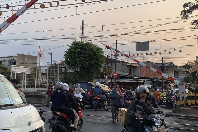 Padatnya Pelintasan Stasiun Pondok Jati, Kendaraan Masih Numpuk di Rel Saat Kereta Hendak Lewat