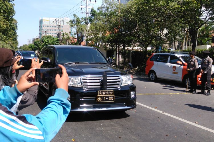 Rombongan Kapolri Jenderal Tito Karnavian saat meninjau GKI di Jalan Diponegoro, Surabaya.