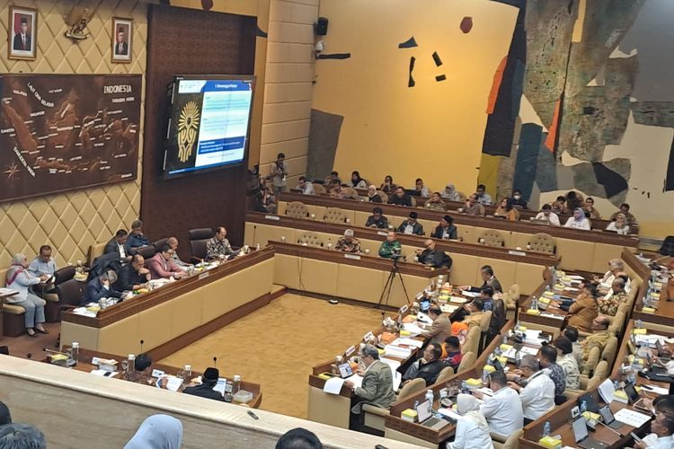 Rapat kerja antara Komisi II DPR dan pemerintah terkait revisi UU IKN di Gedung DPR, Senayan, Jakarta, Senin (21/8/2023). 