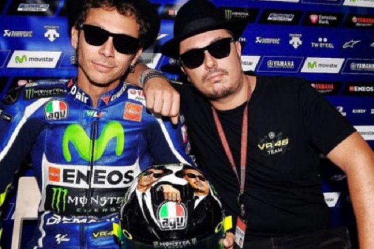 Valentino Rossi dan sahabatnya, Alessio Salucci saat memamerkan desain helm spesialnya di MotoGP San Marino 2016.