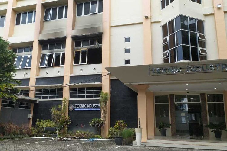 Kondisi laboratorium manufaktur di Gedung Fakultas Teknik Universitas Brawijaya, Kota Malang yang terbakar pada Minggu (26/9/2021) malam.
