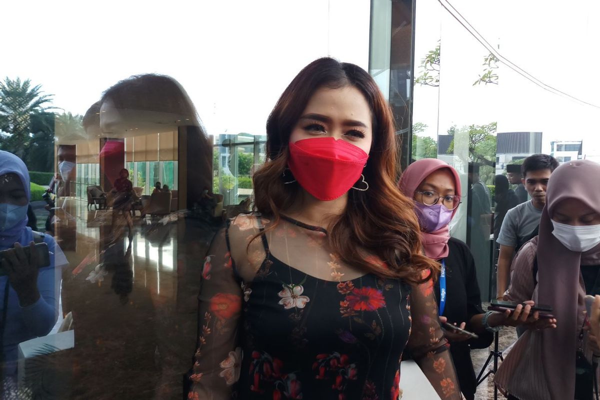 Vega Darwanti saat ditemui usai pernikahan adik Ayu Ting Ting di kawasan Depok, Jawa Barat, Minggu (20/2/2022). 