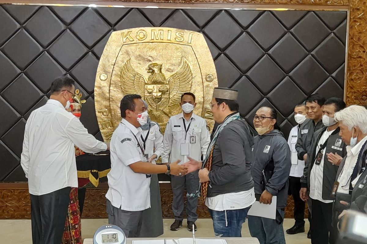 Sekretaris Jenderal KPU Bernad Dermawan Sutrisno dan Ketua Umum Partai Pandai Farhat Abbas di Kantor KPU, Jakarta, Senin (1/8/2022).