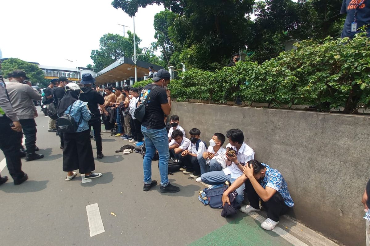 Sejumlah pelajar ditangkap polisi saat hendak mengikuti aksi demonstrasi di depan Gedung DPR/MPR RI, Senin (11/4/2022).