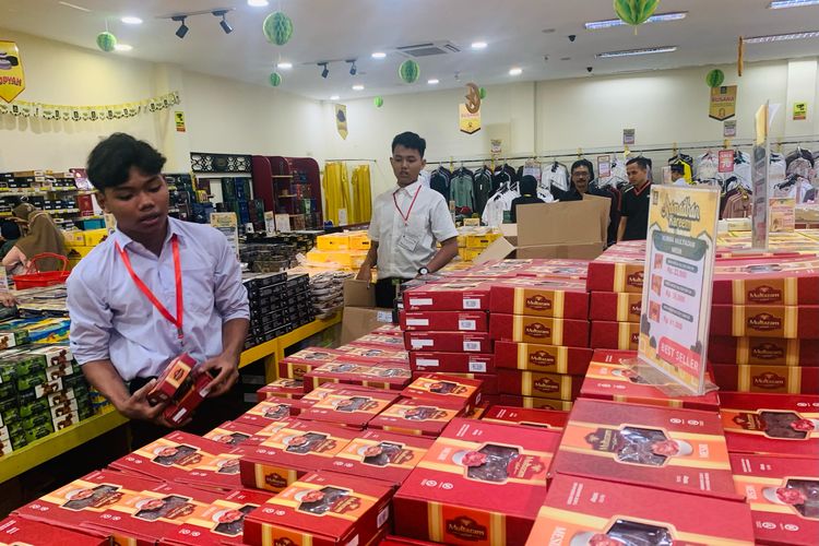 Seorang pegawai sedang memenata kurma di Lawang Agung Gayungsari Surabaya, Kamis (6/3/2025) sore.