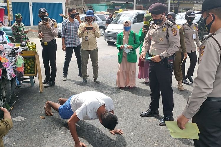 1. Warga yang kedapatan tidak memakai masker diberi sanski pushup oleh personel polisi dan TNI yang menggelar operasi disiplin.

2. Kapolres OKI AKBP Alamsyah Pelupessy mengenakan masker pada warga yang kedapatan tidak memakai masker