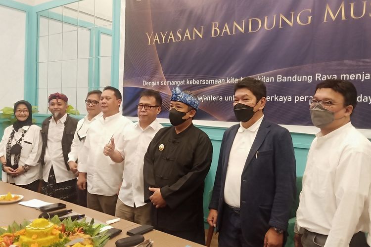 Pelaksana Tugas (Plt) Wali Kota Bandung, Yana Mulyana, menghadiri pengukuhan Yayasan Bandung Musik Abadi di Jalan Aceh, Kota Bandung, Kamis (7/4/2022).