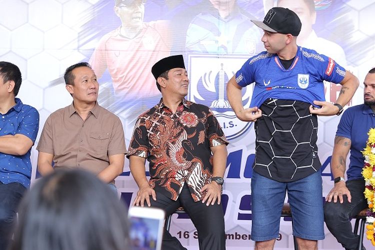 Walkot Semarang saat memperkenalkan Bruno Silva dihadapan pendukung PSIS di Balaikota Semarang, Senin (16/9/2019).