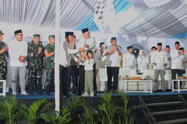 Pj Gubernur Sumut Hassanudin bersama Wali Kota Medan Bobby Nasution lepas pawai kendaraan hias malam takbiran di Medan. 