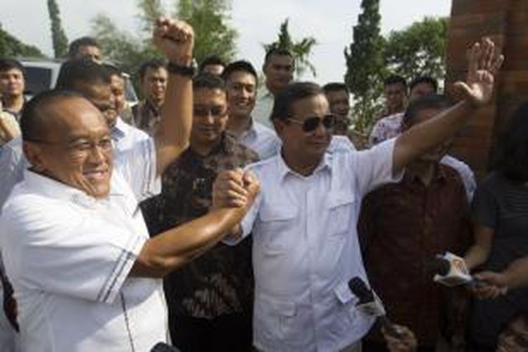 Calon presiden dari Partai Golkar, Aburizal Bakrie bersama calon presiden dari Partai Gerindra, Prabowo Subijanto usai melakukan pertemuan di Bogor, Jawa Barat, Senin (5/5/2014). Pertemuan yang berlangsung tertutup dari wartawan itu berlangsung sekitar 2 jam.