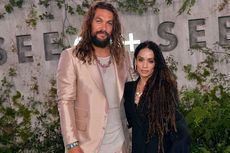 Kenakan Pakaian Merah Muda, Jason Momoa Tetap Tampil Maskulin