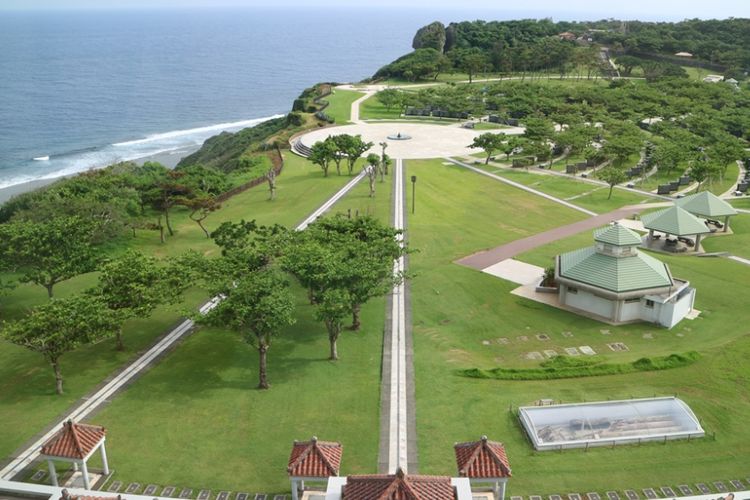 Peace Memorial Park dibangun untuk memperingati peristiwa Perang Dunia II antara Sekutu dan Jepang yang terjadi di Pulau Okinawa. Taman ini merupakan lokasi dilakukannya harakiri para tentara Jepang, orantua dan anak-anak Okinawa setelah terdesak oleh pasukan Sekutu. Tampak dalam gambar taman ini dibangun di tepi tebing yang menghadap laut lepas dan sebuah rudal asli peninggalan PD II (kotak kaca bagian bawah).