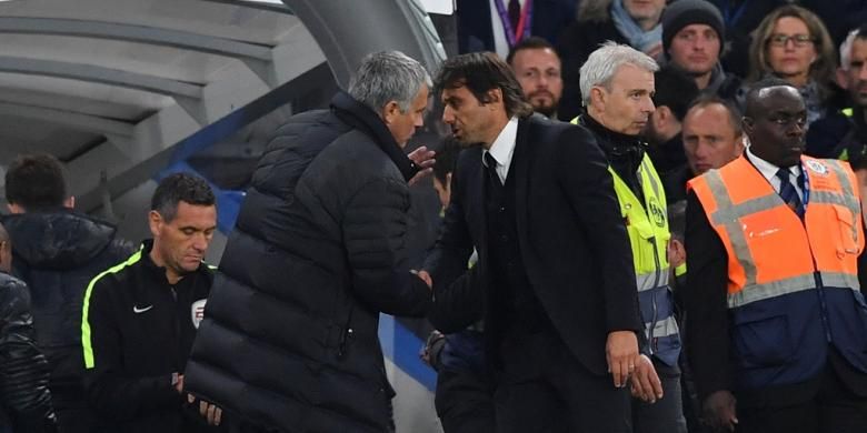 Manajer Manchester United, Jose Mourinho, membisikkan sesuatu kepada koleganya di Chelsea, Antonio Conte, setelah duel kedua tim pada partai Premier League di Stadion Stamford Bridge, Minggu (23/10/2016).