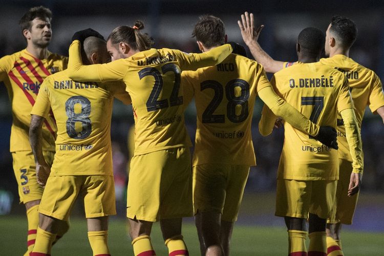 Para pemain Barcelona merayakan gol Ousmane Dembele dalam pertandingan melawan Linares Deportivo pada babak 32 besar Copa del Rey di Stadion Linarejos, Kamis (6/1/2022) dini hari WIB.