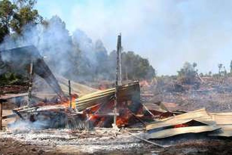 Kondisi barak yang dibakar warga di Desa Lueng Gayo, Aceh Barat, Sabtu (14/6/2015). Warga menuding bahwa tanah itu dirampas oleh perusahaan perkebunan sawit milik Bupati Aceh Barat.