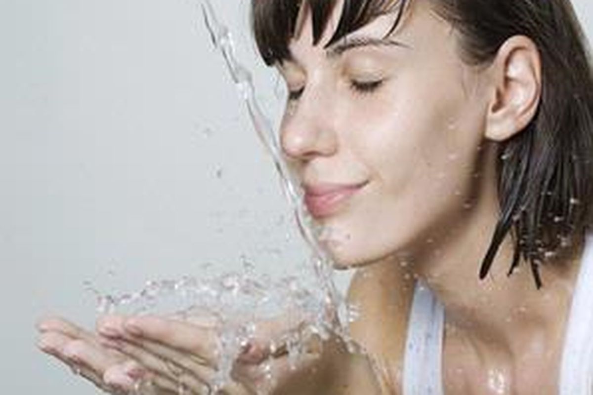 Pastikan Anda tidak berada di bawah air hangat selama lebih dari 15 menit untuk menghindari kulit menjadi kering.