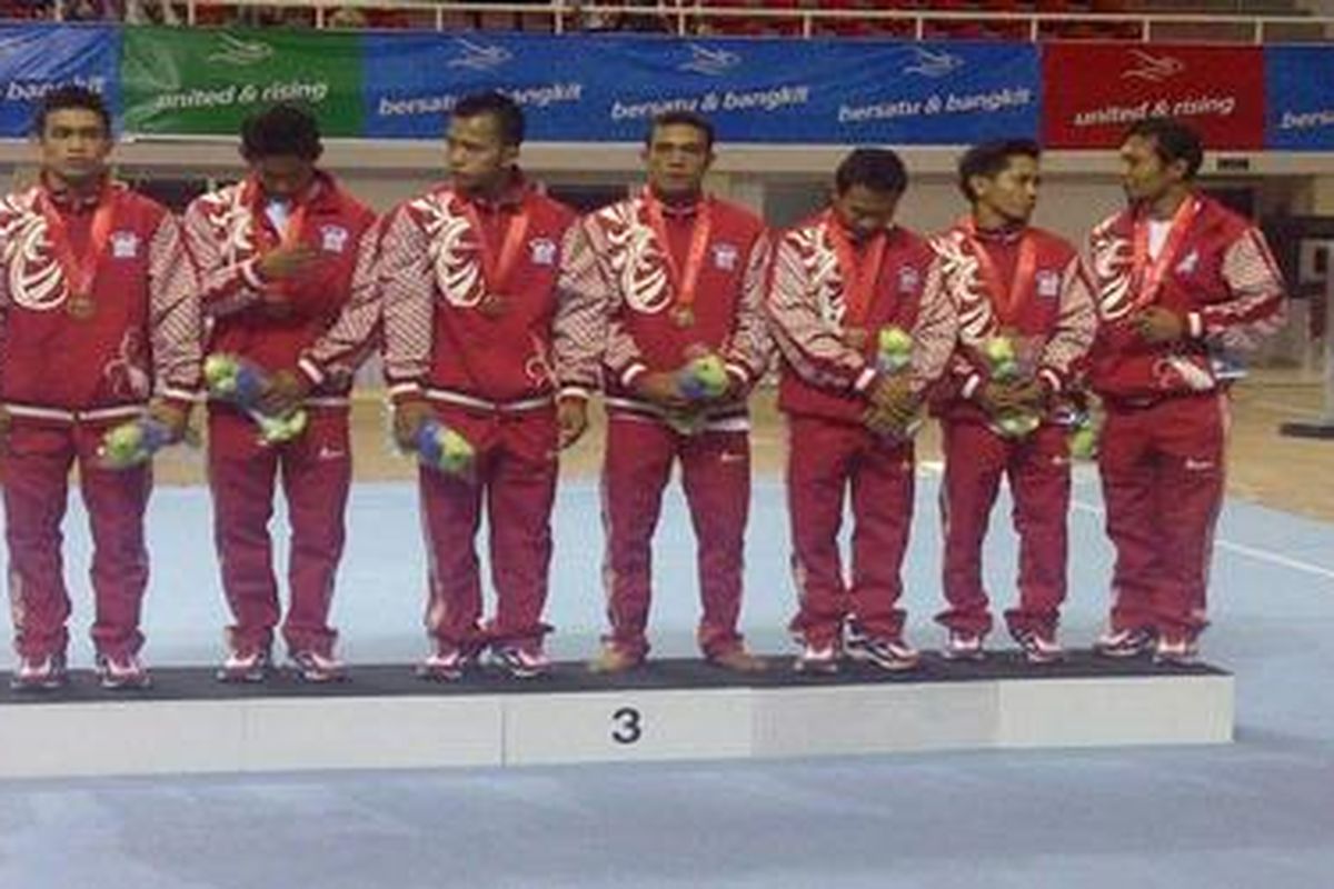 Atlet-atlet senam putra Indonesia di SEA Games XXVI.