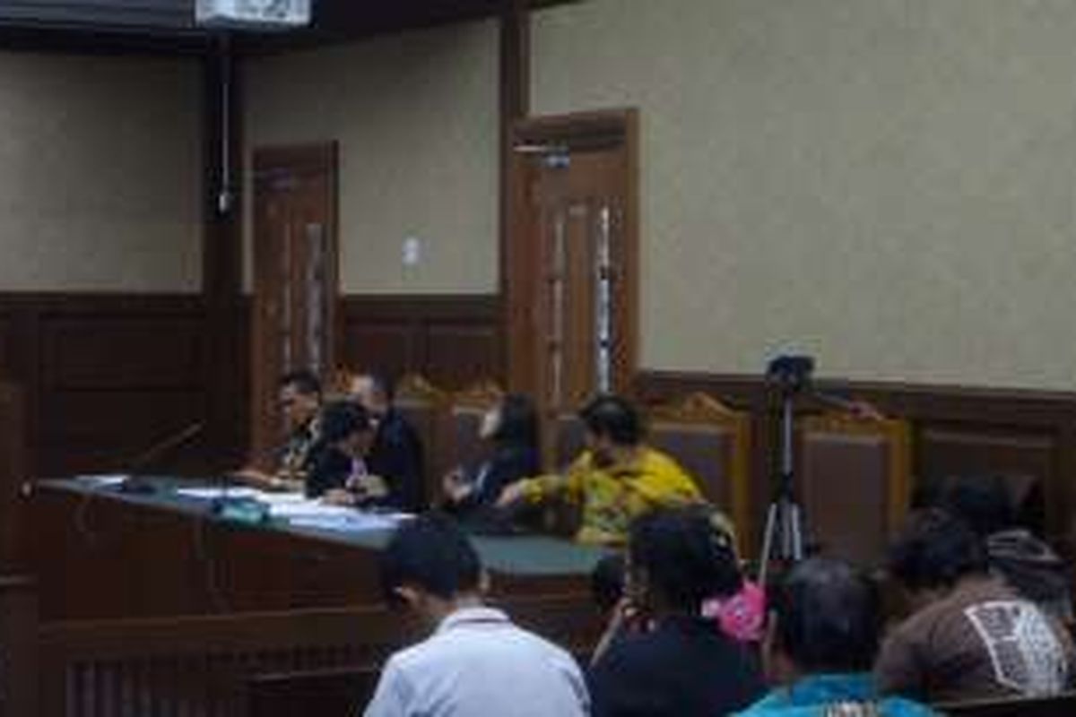 Kuasa hukum terdakwa pencucian uang M Sanusi diminta meninggalkan meja kuasa hukum oleh Majelis Hakim saat persidangan telah berlangsung selama 20 menit di Pengadilan Tipikor, Jakarta Pusat, Senin (24/10/2016)