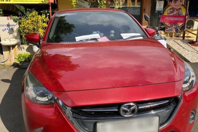 Mobil milik seorang majikan yang digasak oleh anak ART-nya sendiri di Palmerah, Jakarta Barat. 

