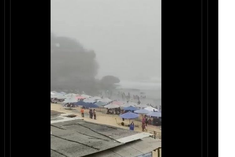 Video kabut tebal selimuti pantai di Gunungkidul, DIY saat siang hari