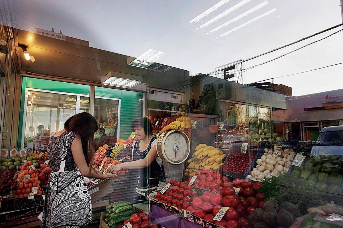 Seorang  konsumen dan penjual melakukan transaksi di sebuah pasar di Moskwa, Rusia, Selasa (31/5). Rusia telah melarang impor sayuran dari Jerman sehubungan dengan heboh bakteri yang telah menewaskan 18 orang di Eropa, khususnya Jerman.