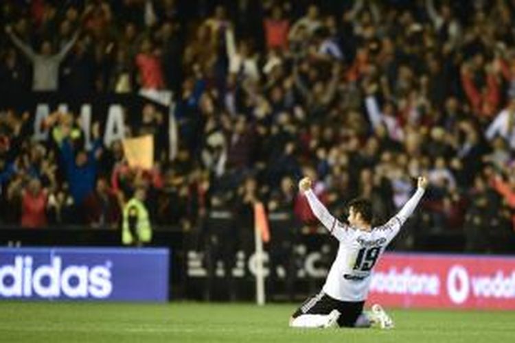 Bek Valencia Antonio Barragan merayakan keberhasilannya mencetak gol ke gawang Real Madrid, pada pertandingan Primera Division, di Mestalla, Valencia, Minggu (4/1/2014). Gol Barragan menentukan kemenangan Valencia 2-1.