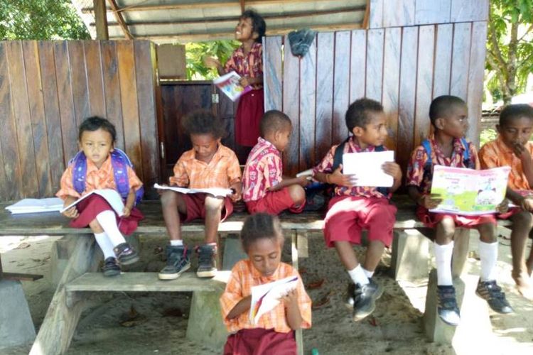 Anak-anak di Taman Baca Kuadas di Distrik Marbon di Sorong, Papua Barat.