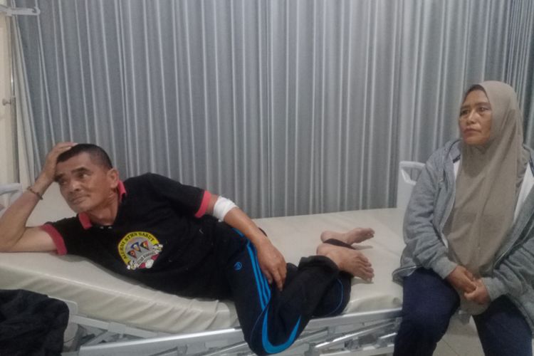 Yaya (60), salah satu dari tujuh orang warga yang sempat tersesat dan hilang di Gunung Godog, Desa Godog, Kecamatan Karang Pawitan, Garut, Jawa Barat, bersama istri saat ditemui di ruang perawatan Puskesmas Cempaka, Senin (21/10/2024) malam