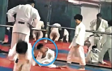 Huang (dilingkari) bocah 7 tahun di Taiwan yang koma setelah dibanting 27 kali saat latihan Judo.