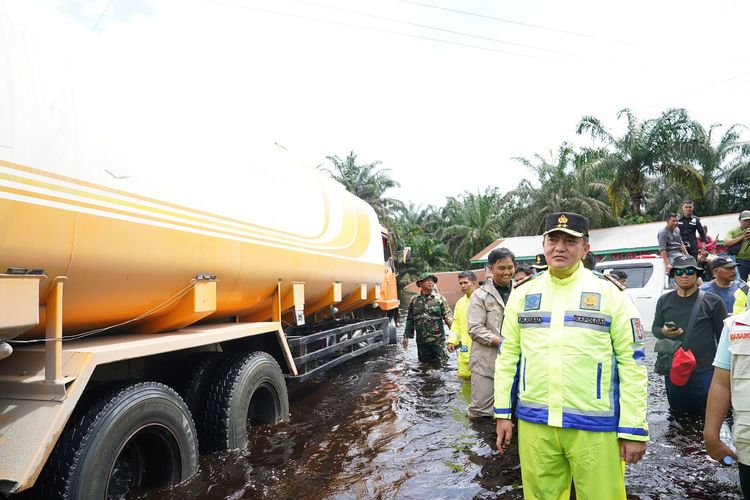 Kapolda Riau Irjen Mohammad Iqbal saat mengarungi banjir di jalan lintas timur sumatera, di Kabupaten Pelalawan, Riau, Sabtu (6/1/2024).
