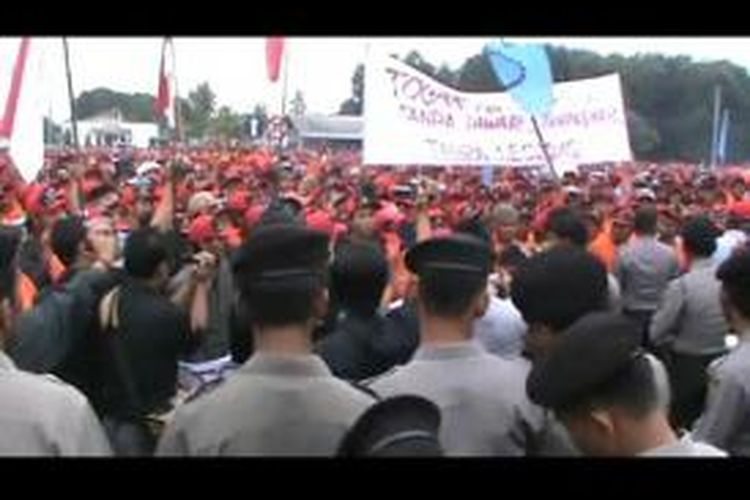 Ribuan karyawan PT Bridgestone Sumatera Rubber Estate Dolok Malangir, Kabupaten Simalungun, Sumatera Utara berunjuk rasa di kantor perusahaan tersebut menuntut Presiden Direktur Togar Simanjuntak turun dari jabatannya, Senin (21/10/2013).