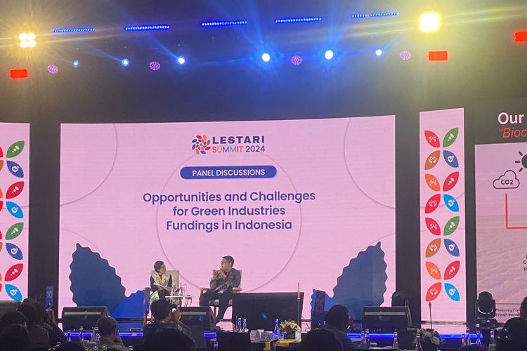 Wakil Pemimpin Redaksi Kontan Titis Nurdiana dan Co Founder Neutura Refi R dalam sesi diskusi di acara Lestari Summit, Jakarta, Rabu (21/8/2024).