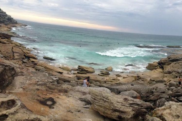 Bukit Batu membatasi dua pantai berpasir putih di Bondi, Sydney.